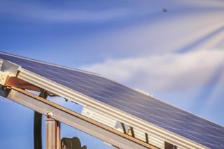 Fixní ceny elektřiny přestávají dávat majitelům domácích fotovoltaických elektráren smysl